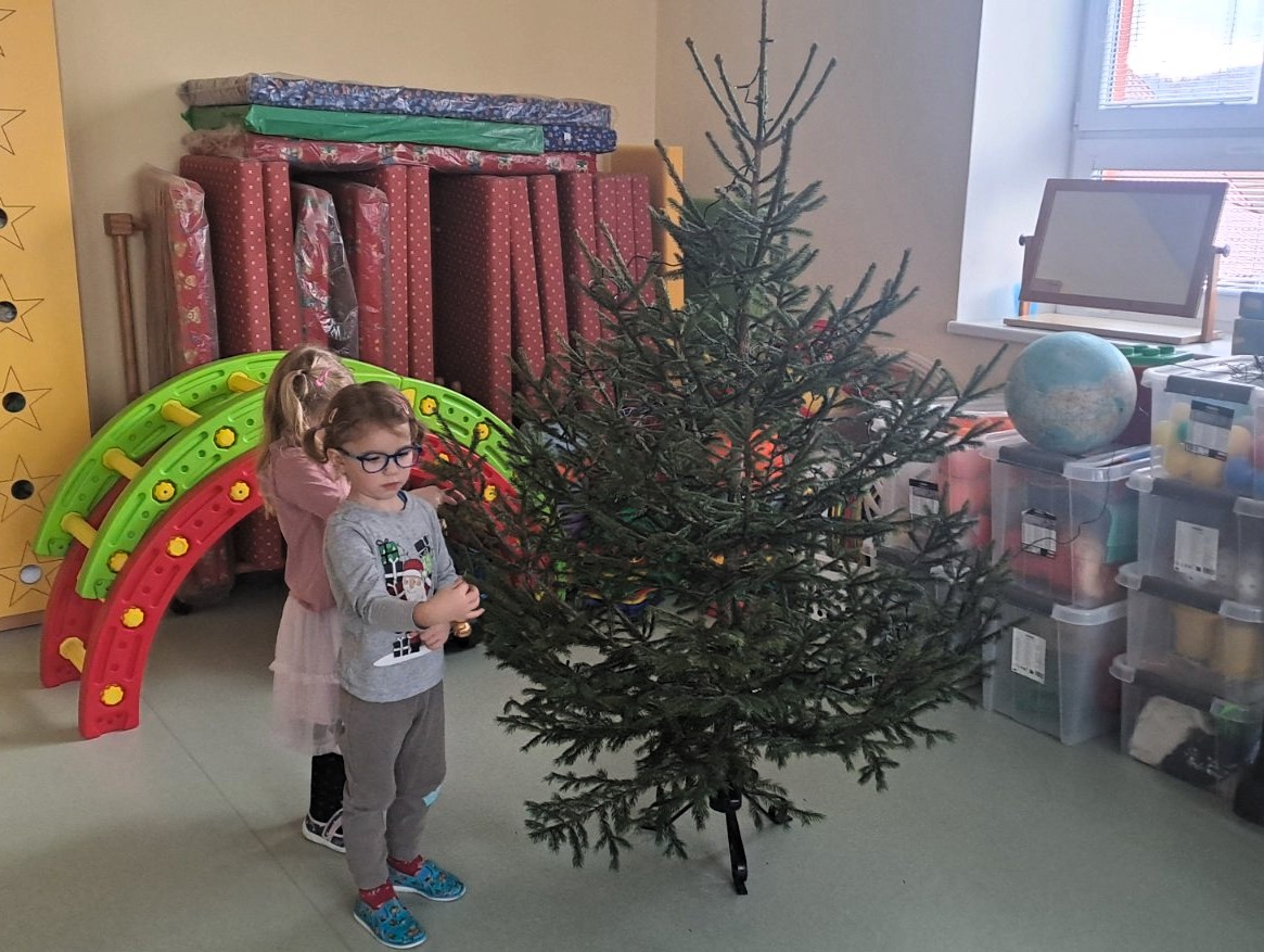 Zdobeni-vanocniho-stromecku-1 Zdobeni-vanocniho-stromecku-1