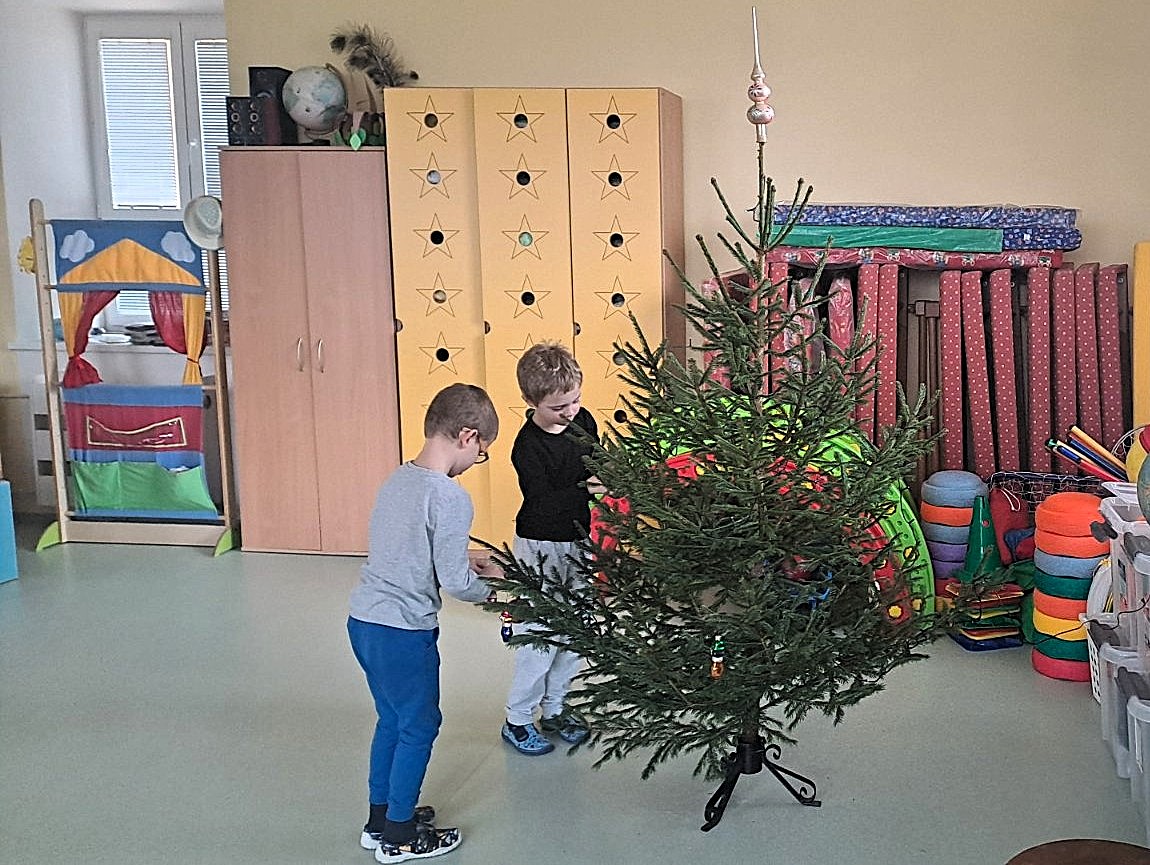 Zdobeni-vanocniho-stromecku-2 Zdobeni-vanocniho-stromecku-2