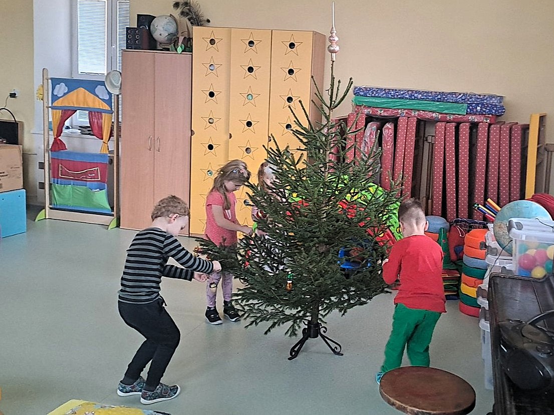 Zdobeni-vanocniho-stromecku-3 Zdobeni-vanocniho-stromecku-3