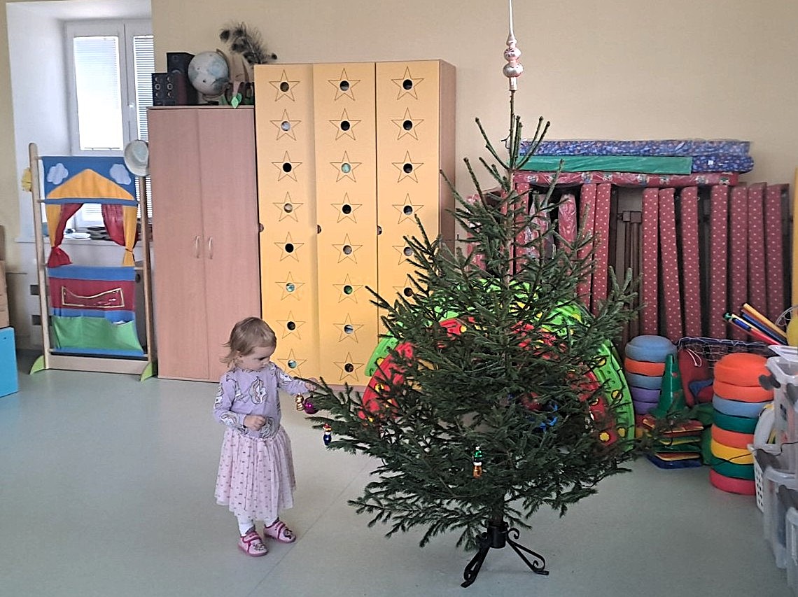 Zdobeni-vanocniho-stromecku-4 Zdobeni-vanocniho-stromecku-4