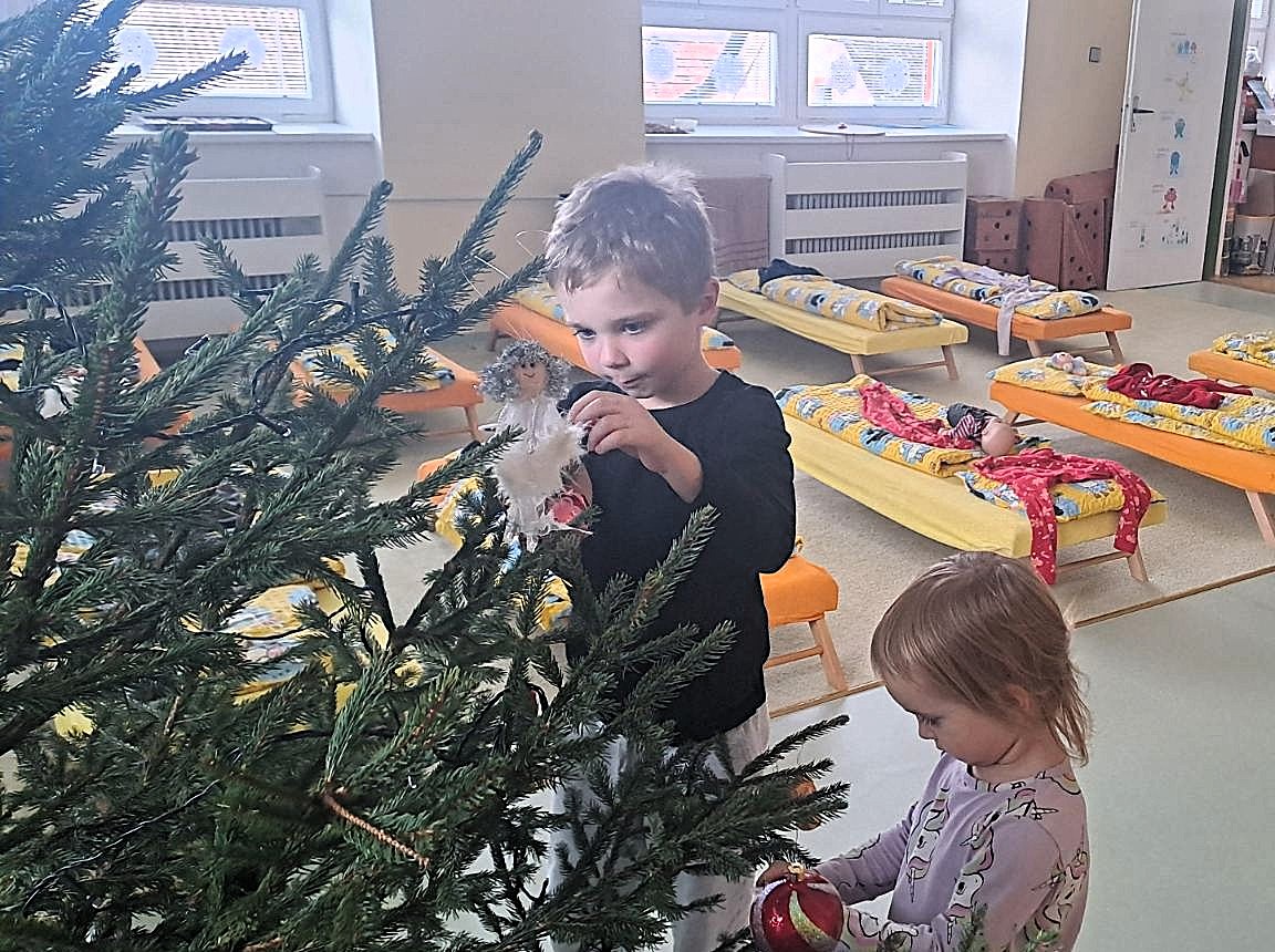 Zdobeni-vanocniho-stromecku-5 Zdobeni-vanocniho-stromecku-5