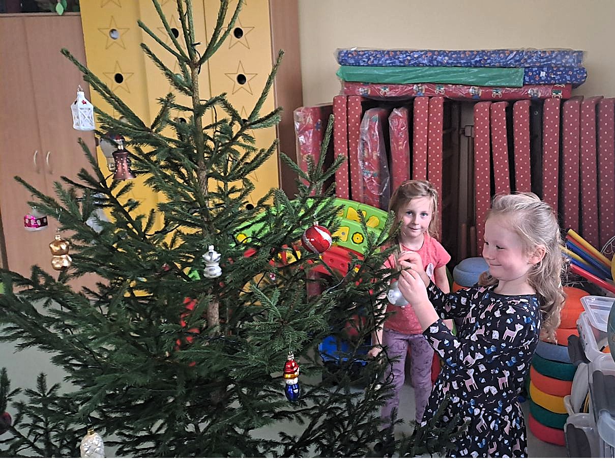 Zdobeni-vanocniho-stromecku-6 Zdobeni-vanocniho-stromecku-6