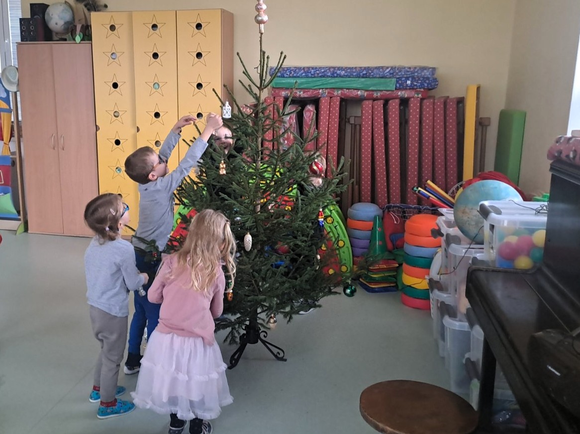 Zdobeni-vanocniho-stromecku-7 Zdobeni-vanocniho-stromecku-7