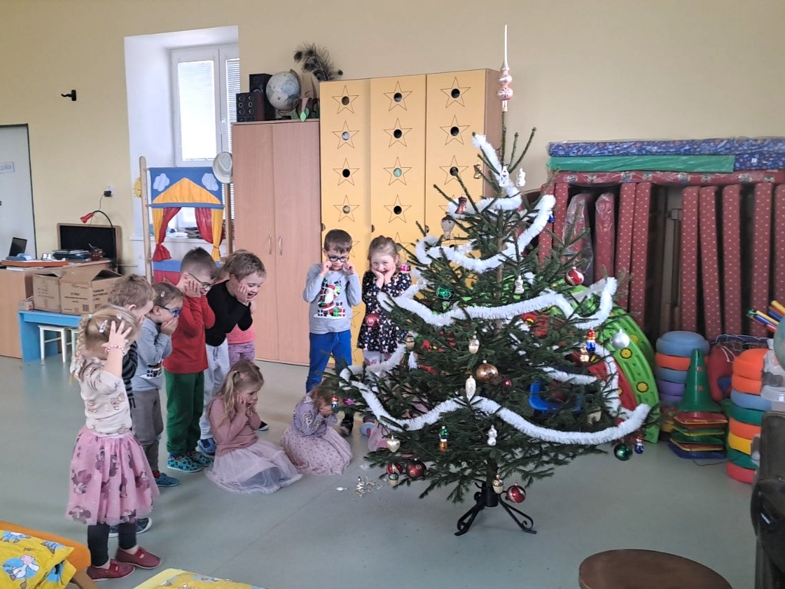 Zdobeni-vanocniho-stromecku-8 Zdobeni-vanocniho-stromecku-8